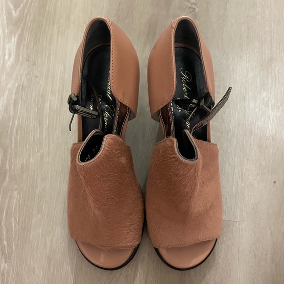 Robert Clergerie calf skin Tan Heels with Modern Design - Picture 11 of 15